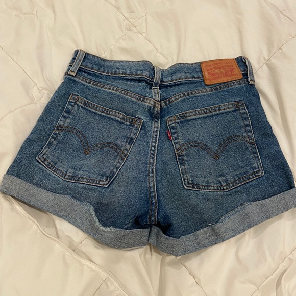 Levi Shorts - Picture 2 of 2